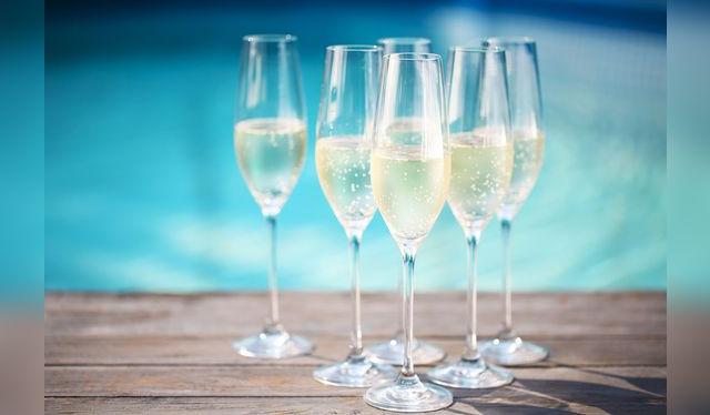 Los espumantes son una buena opción si piensas en bebidas bajas en calorías.   