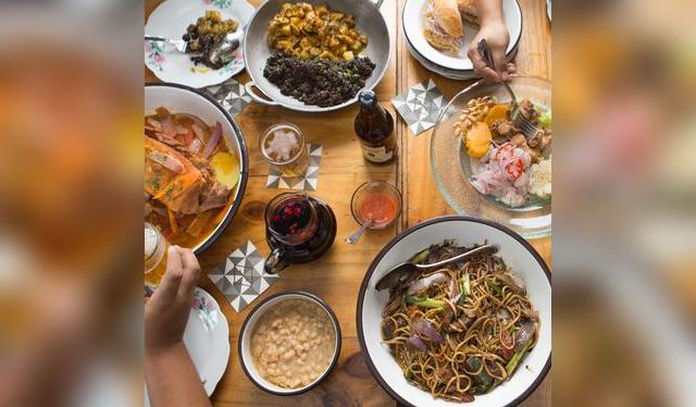 Cuidado con los excesos: mejor comer porciones pequeñas.   