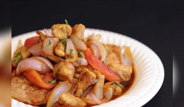 No es precisamente un plato dietético, por eso mejor evitar comer con fritura.   