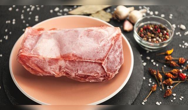 Nunca, nunca poner en la parrilla un corte recién salido de la congeladora. debe estar a temperatura ambiente.    