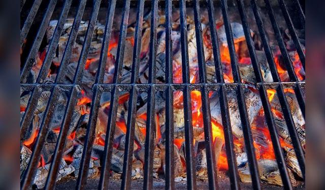 La brasa es cuando el carbón se pone rojito con una pequeña capa de ceniza que lo cubre. Evita el fuego vivo. 