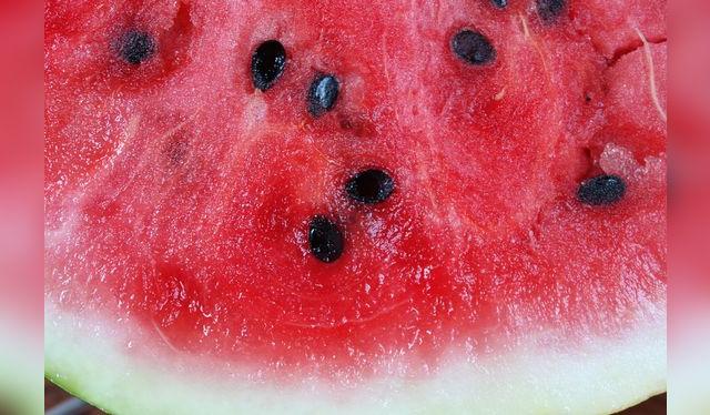 Se usa solo la parte blanca de la sandía, porque es la que mejor tolera el calor de la confitura.   