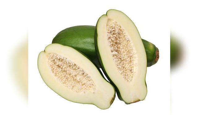 La pulpa de la papaya verde también funciona.    