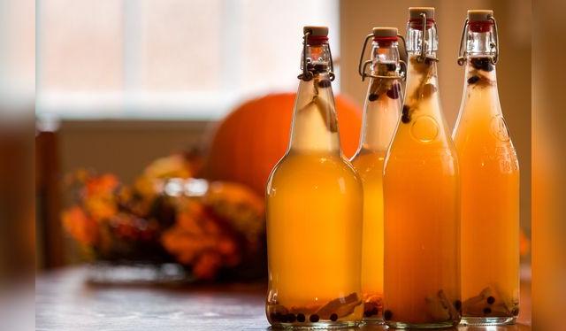 Es muy fácil de hacer en casa; solo necesitas 4 ingredientes: té, azúcar, agua y scoby.   