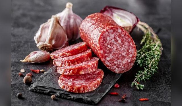 Hecho con carne cruda curada y secada.    