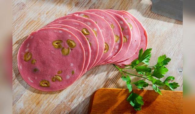 La mortadela se cocina en el empaque para que todo el contenido se consolida en una masa uniforme.     