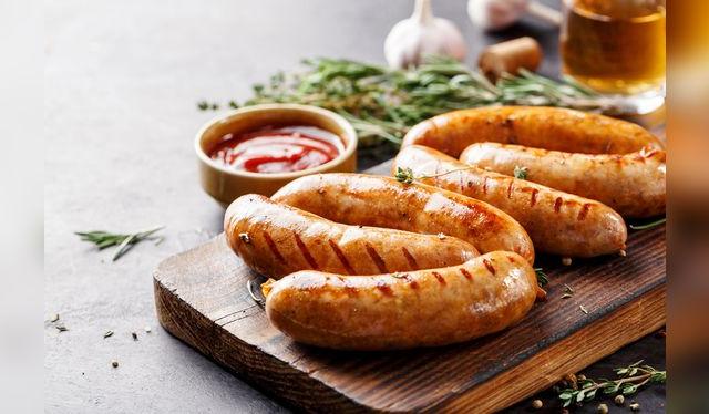 Los chorizos parrilleros son hechos de carne de cerdo, pero se pueden hacer de otras carnes, incluso con queso y frutas.    