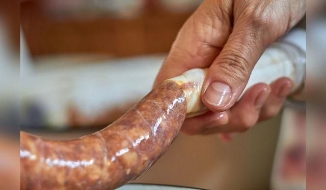 Embutir: rellenar una tripa de carne para el embutido.    