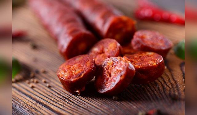 El chorizo español lleva pimentón, lo que le da su color.   