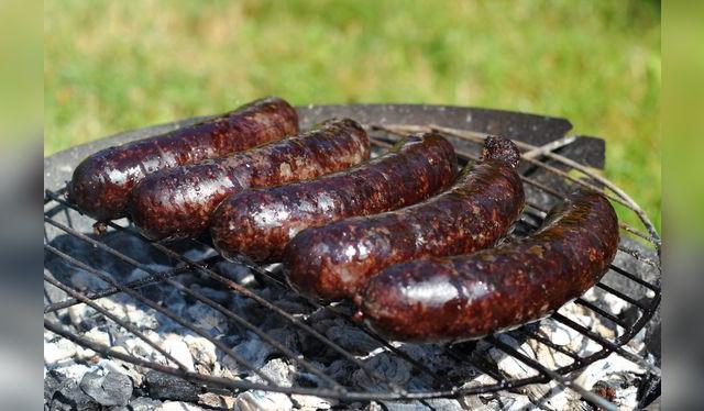 Las morcillas están hechas principalmente de sangre y grasa de cerdo, a lo que se agrega granos, especias y hierbas de acuerdo al lugar de origen.  