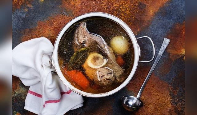 El caldo de huesos es la base o "fondo" de una buena cocina.   