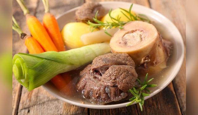 Hierbas y vegetales complementan un buen caldo.   