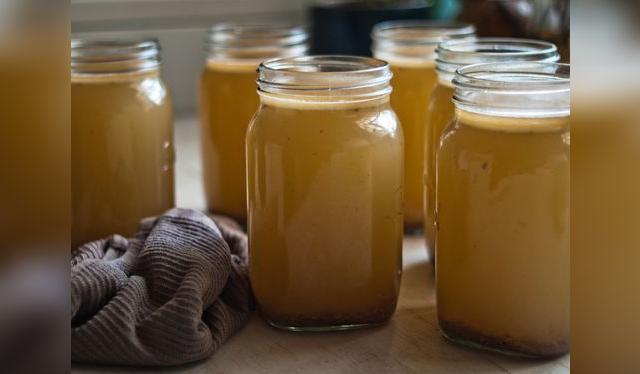 Caldos listos para llevar al congelador.   