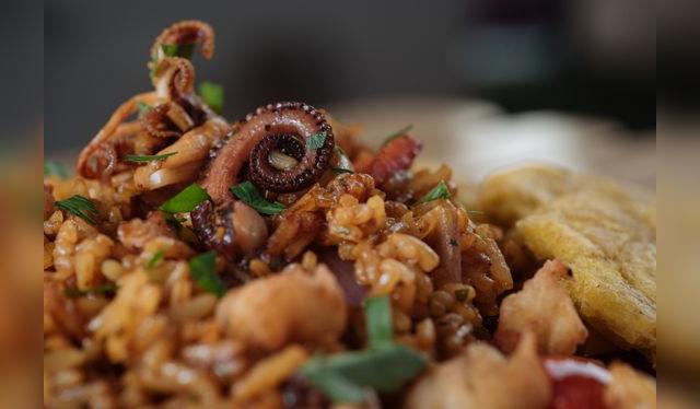 UN buen arroz con mariscos sabe mejor si está hecho con un buen caldo marino.    