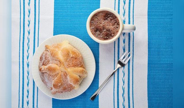 Espolvoreado con azúcar, se acostumbra acompañarlo con una taza de chocolate.   