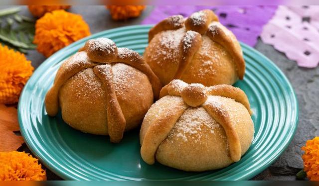 Pan de muerto y flores de cempasúchil.   