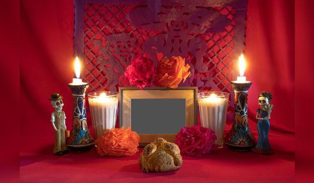 Los altares incluyen, entre otros, fotos del difunto o difunta y pan de muerto.   