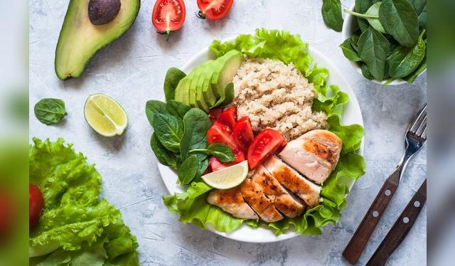 Una alimentación saludable incluye muchas frutas y vegetales, y distintas fuentes de carne. 