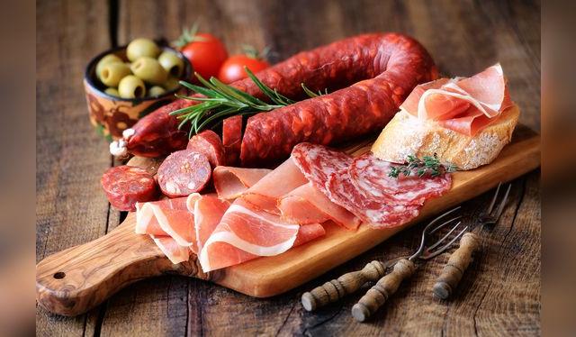 Los embutidos son ricos en grasas saturadas.    