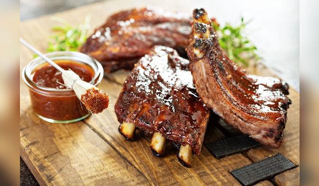 Las costillas son un corte que van muy bien con salsa BBQ.    