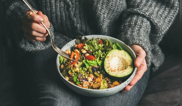 Los veganos evitan todos los productos en los que intervienen animales.    