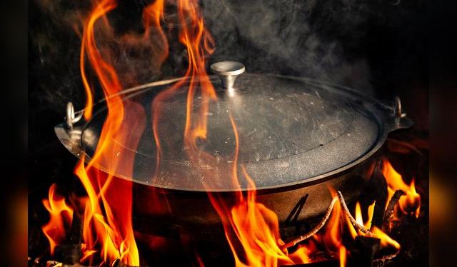 Se puede cocinar directamente sobre el fuego de la leña o brasa. Se puede cocinar directamente sobre el fuego de la leña o brasa.