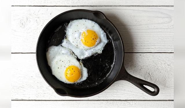 Huevos fritos perfectos, nunca se pegarán si mantienes tu sartén bien curada. Huevos fritos perfectos, nunca se pegarán si mantienes tu sartén bien curada.