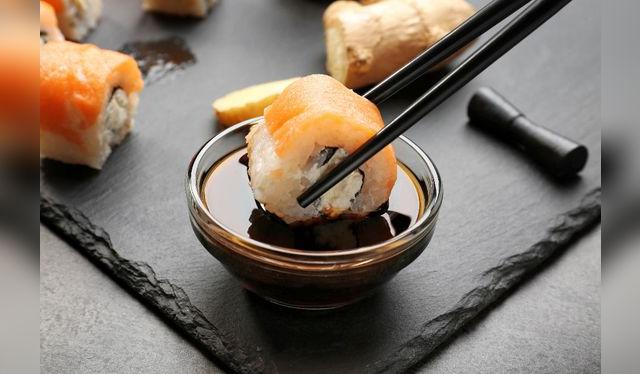 El shoyu, compañero inseparable de las barras de sushi.   