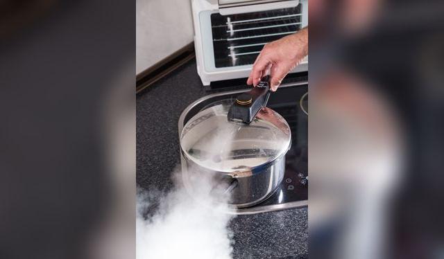 La tapa solo se puede sacar luego de liberar todo el vapor con la válvula.   