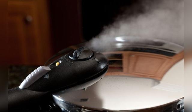 La válvula de fuga es una de las partes más importantes de la olla: asegúrate de que funcione bien.    