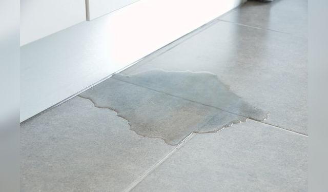 Una superficie sin limpiar puede causar serios accidentes. Hay que limpiarla inmediatamente.     