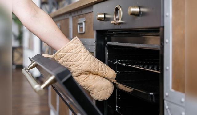 Los guantes de cocina ayudan a evitar quemaduras.   