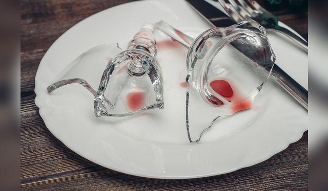 Lava con cuidado, para evitar que se rompan vasos o copas.   