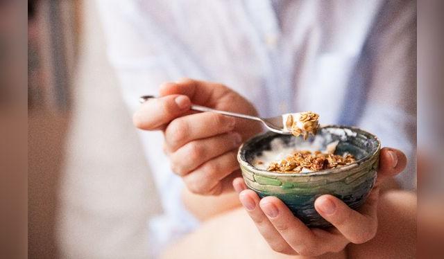 Cuidado con las granolas, que además de frutos secos, incluyen azúcar añadida. Cuidado con las granolas, que además de frutos secos, incluyen azúcar añadida.