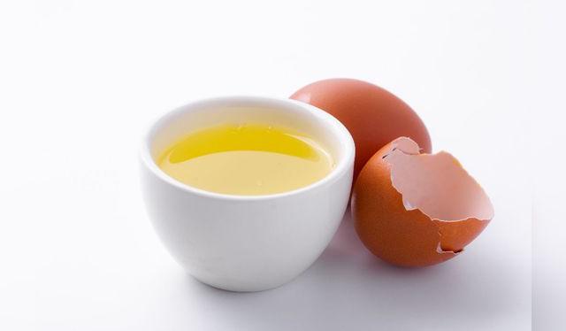 La clara de huevo contienen prolina, un aminoácido necesario para producir colágeno.   