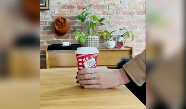 El café de Taylor Swift se sirve en una taza roja, como el nombre de su nuevo disco: Red.    