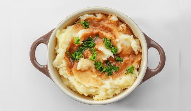 El puré de papas con la salsa de la cocción del pavo (<em>gravy</em> en inglés) es un clásico de la cena de Acción de Gracias. El puré de papas con la salsa de la cocción del pavo (<em>gravy</em> en inglés) es un clásico de la cena de Acción de Gracias.