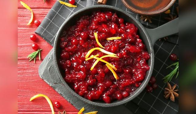 Los arándanos (cranberries) suelen acompañar al pavo en forma de salsa o ensalada dulce. Los arándanos (cranberries) suelen acompañar al pavo en forma de salsa o ensalada dulce.