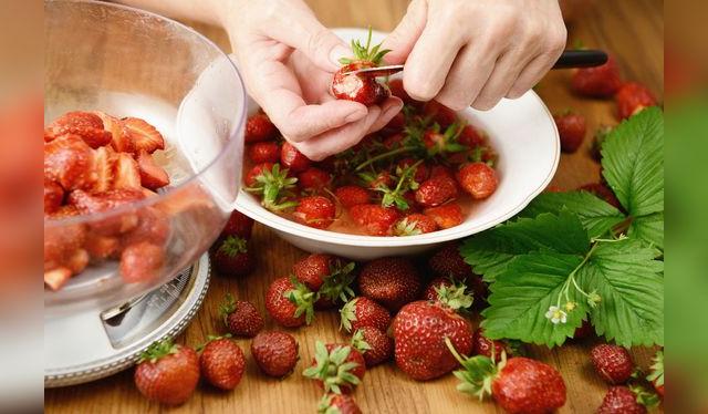 Las hojas protegen a la fruta de agentes externos. No las cortes, sino hasta antes de comerlas.   