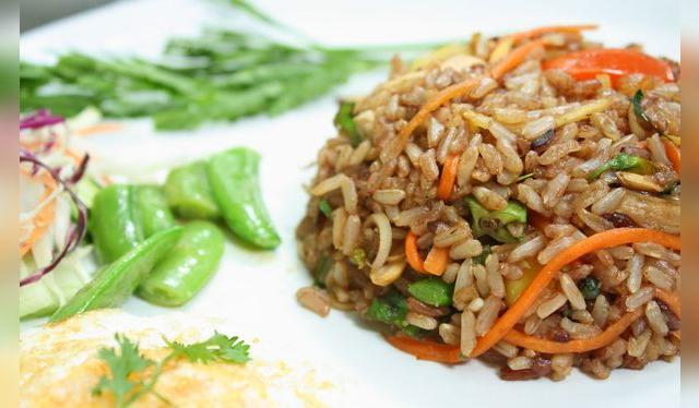 Puedes hacer un súper chaufa de arroz integral, porque va excelente con la salsa de soya.  