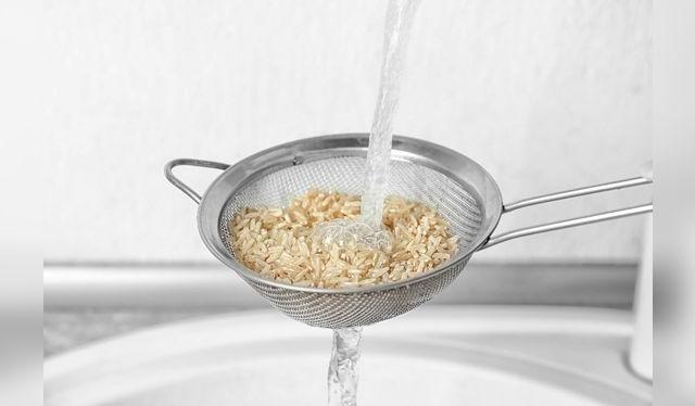 Con el lavado se elimina cualquier partícula indeseable, así como el exceso de almidón.    