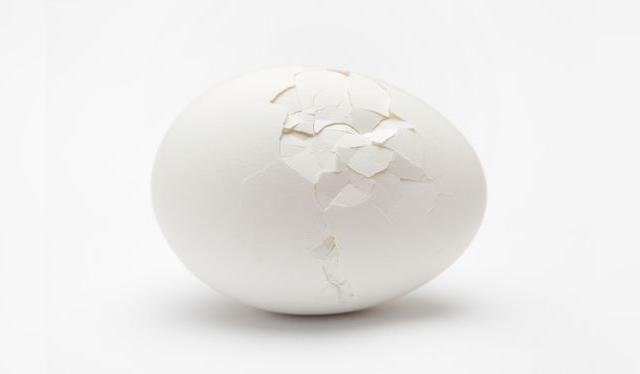 Evita los huevos quebrados o con mal olor. Evita los huevos quebrados o con mal olor.