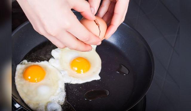 Evita quebrar o abrir un huevo directamente sobre la sartén, para evitar cualquier agente contaminante que pueda tener la cáscara. Evita quebrar o abrir un huevo directamente sobre la sartén, para evitar cualquier agente contaminante que pueda tener la cáscara.