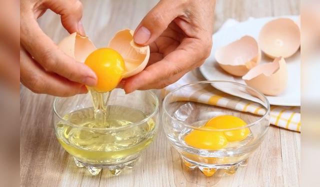 Vierte el contenido a los huevos en un recipiente antes de llevarlos a su destino final. Vierte el contenido a los huevos en un recipiente antes de llevarlos a su destino final.