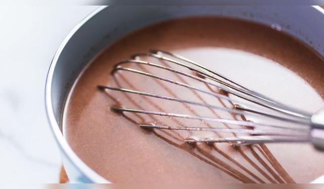 Esta paso es crucial para conseguir una taza perfecta: diluir y disolver el chocolate.   