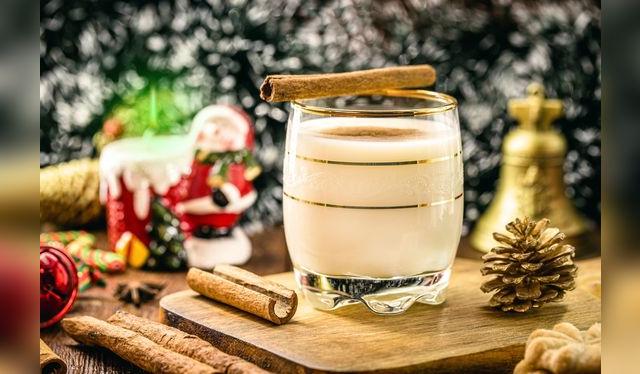 Una bebida caliente con leche, una harina que le dé cuerpo, huevo, especias y la bebida alcohólica de tu preferencia.  