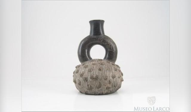 Huaco de la cultura Cupisnique (1000 AC), en forma de guanabana o chirimoya (foto: Museo Larco) Huaco de la cultura Cupisnique (1000 AC), en forma de guanabana o chirimoya (foto: Museo Larco)