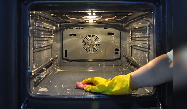 La limpieza es más fácil cuando el horno aún está un poco caliente.   