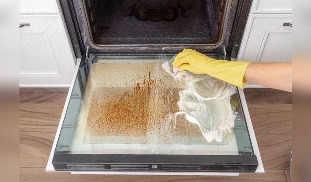 La puerta suele acumular suciedad en los bordes y bisagra.   