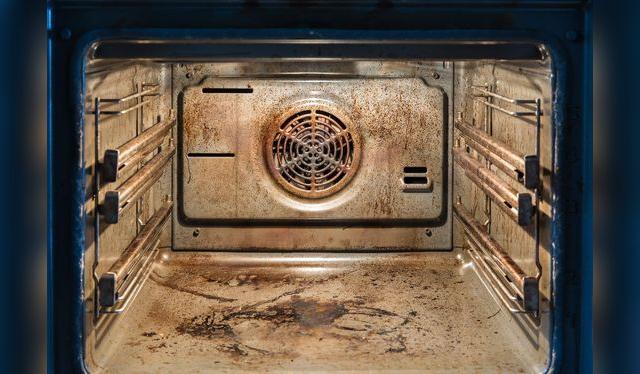 En el interior de un horno cochino se acumulan malos olores y posibles agentes contaminantes.    